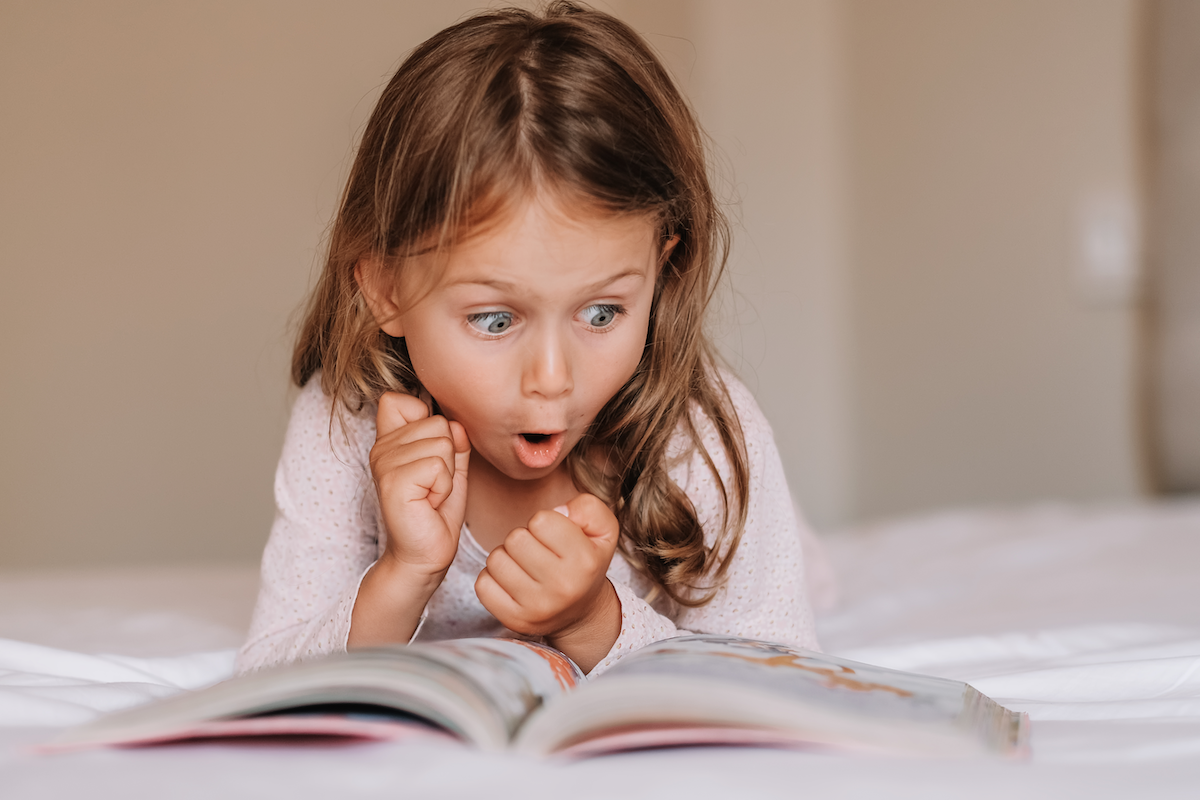 Meisje verwondering lezen